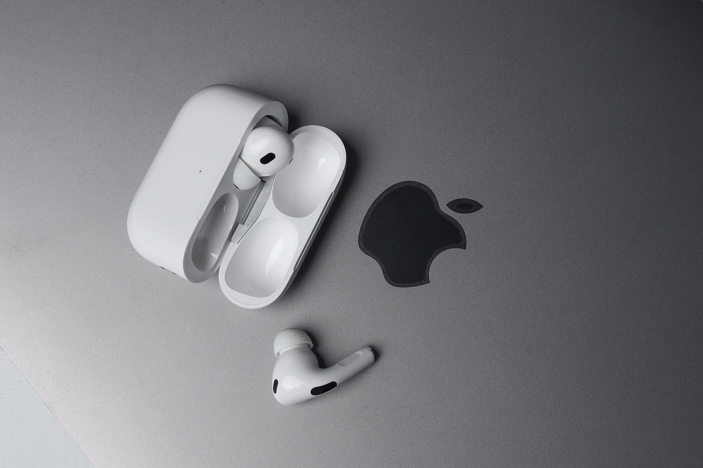 Air pods pro 2nd gen white color with charging case