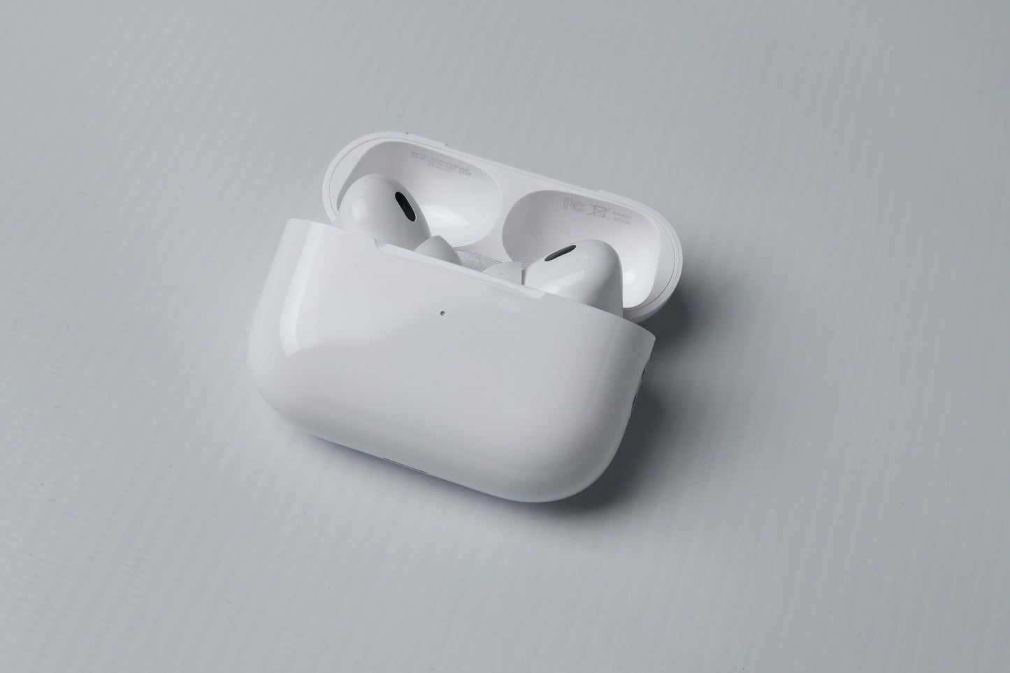 Air pods pro 2nd gen white color with charging case